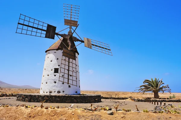 Molino de viento en El Cotillo, Fuerteventura, Islas Canarias, España —  Fotos de Stock