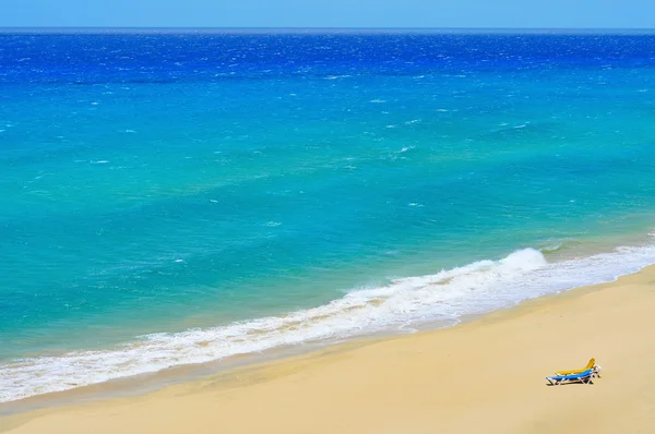 Pláž s bílým pískem na ostrově fuerteventura, Španělsko — Stock fotografie