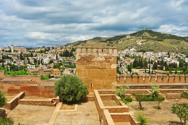 Альбайсин и Сакромонте из Ла-Альгамбра в Гранаде, Испания — стоковое фото