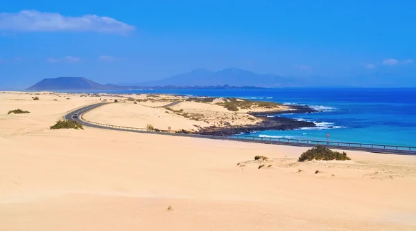 Naturpark med sanddyner i corralejo på fuerteventura, Spanien — Stockfoto