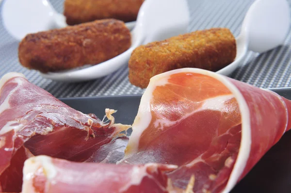 Spanish croquettes and serrano ham — Stock Photo, Image