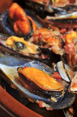 Mejillones a la marinera, spanish mussels in marinara sauce clipart