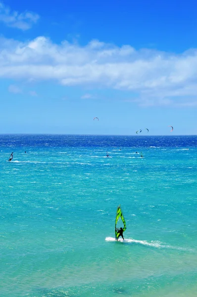 Windsurfers and kitesufers in Sotavento Beach, Fuerteventura, Sp — Stock Photo, Image
