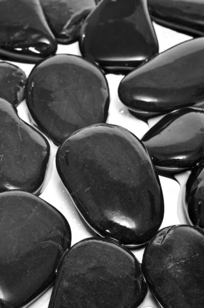 Влажные чёрные камни — стоковое фото