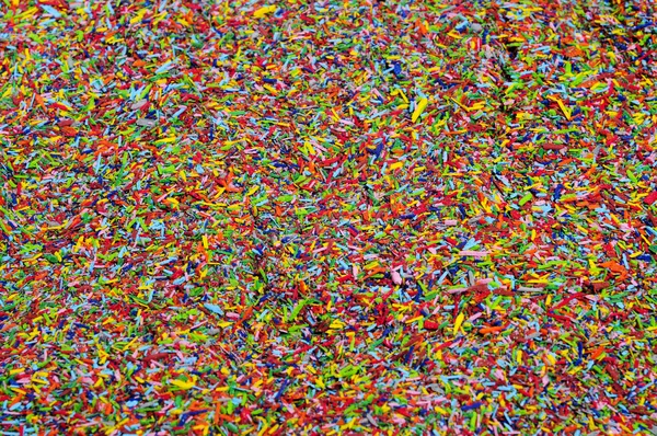 Hintergrund aus Buntstiftspänen in verschiedenen Farben — Stockfoto