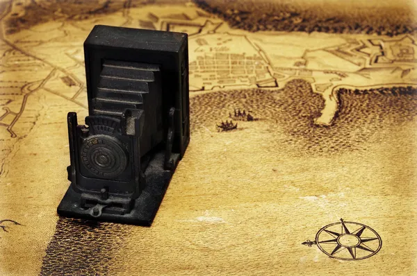 Bir harita ve bir eski fotoğraf makinesi ile seyahat backrgound — Stok fotoğraf