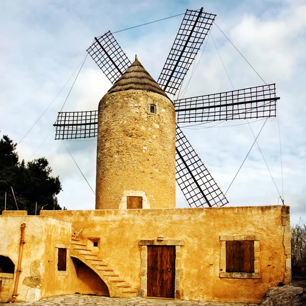 Uma vista de um moinho de vento típico em Maiorca, Ilhas Baleares, Espanha — Fotografia de Stock