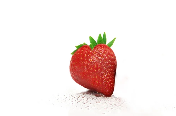 Une fraise isolée sur fond blanc — Photo