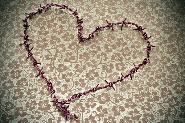 Arame farpado em forma de coração — Fotografia de Stock