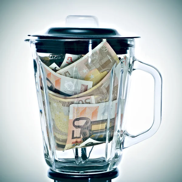 Billetes en euros en una licuadora — Foto de Stock