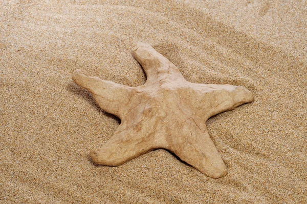 Kağıt mache seastar kum üzerinde — Stok fotoğraf