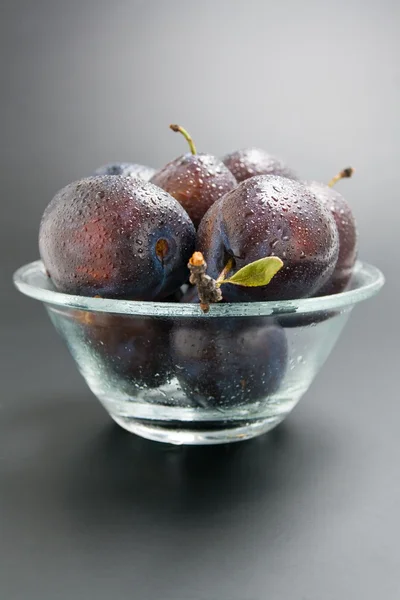 Plums in a bowl. — Stock Photo, Image