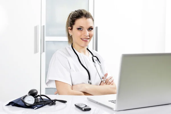 Женщина-врач с компьютером — стоковое фото