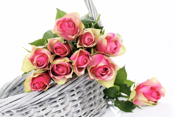 Rosas cor de rosa na cesta — Fotografia de Stock
