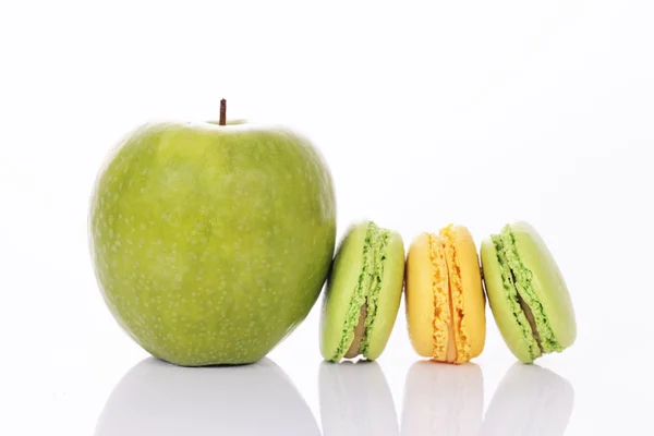 Apple with macaroons — Stock Photo, Image