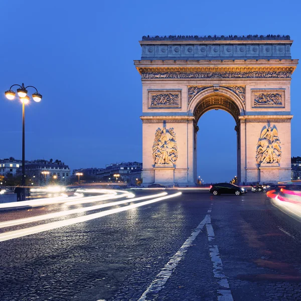 Célèbre Arc de Triomphe la nuit — Photo