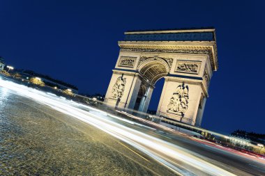 Arc de triomphe arabanın ışıkları ile gece