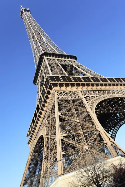 Teil des berühmten Eiffelturms — Stockfoto