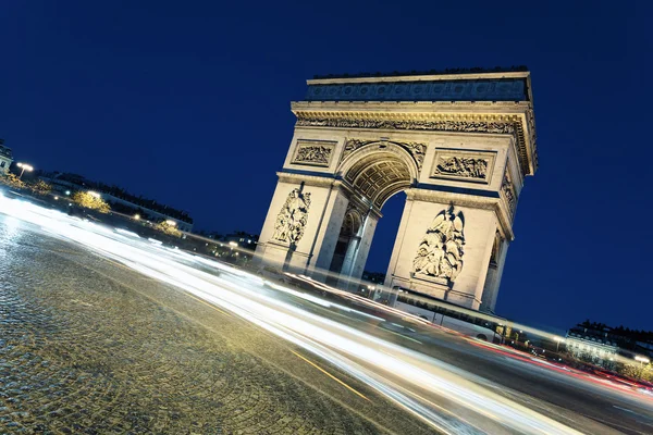 Arc de triomphe door nacht met auto verlichting — Stockfoto