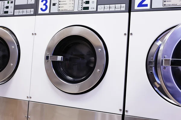 Промышленные стиральные машины — стоковое фото