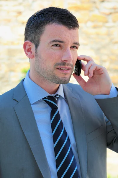 Przystojny mężczyzna rozmowa przez telefon — Zdjęcie stockowe