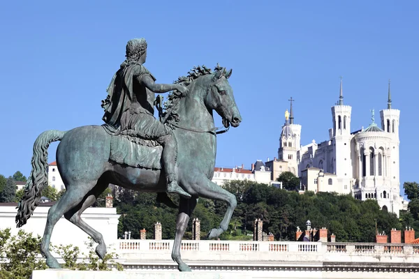 Famosa estatua de Luis XIV y Basilique Fourviere — Foto de Stock