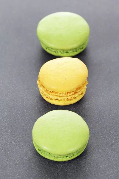 Τρεις πράσινο και κίτρινο macaroons — Φωτογραφία Αρχείου