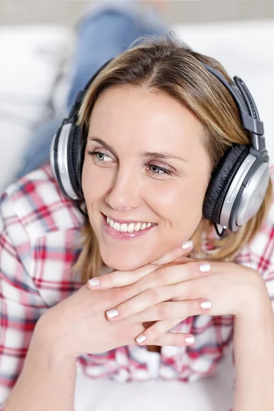 Donna ascoltare musica — Foto Stock