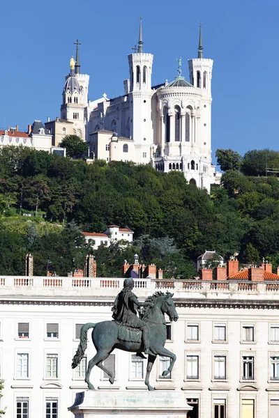 Statyn av louis xiv och basilique fourviere — Stockfoto