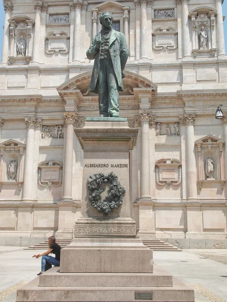 Manzoni staty, Milano — Stockfoto