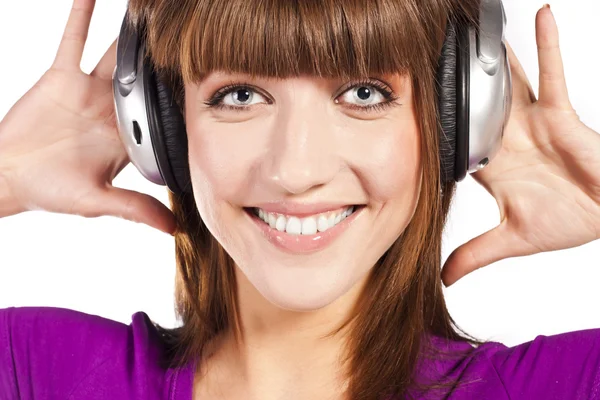 Vacker kvinna lyssna och njuta av musik — Stockfoto