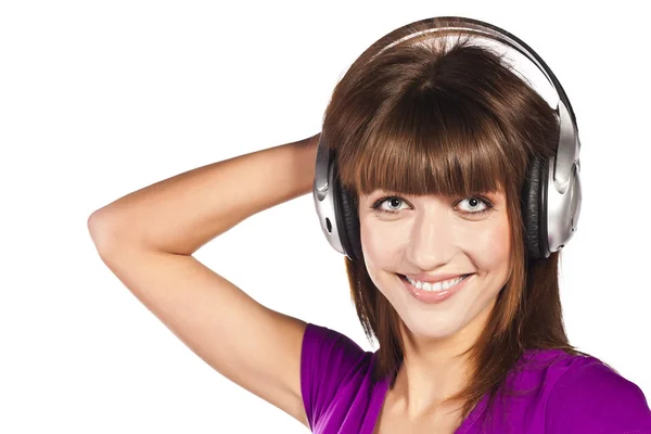 Mujer bonita escuchando, y disfrutando de la música — Foto de Stock