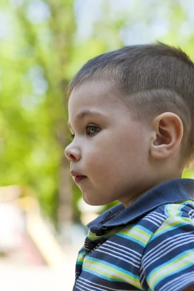 Niño feliz jugando en la calle —  Fotos de Stock