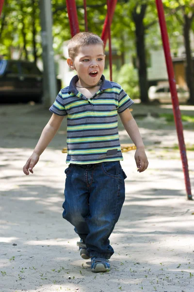 Счастливый ребенок, играющий на улице — стоковое фото