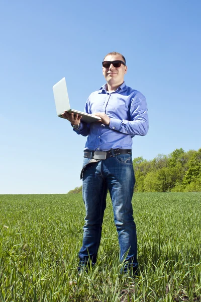 Prado del hombre de negocios, con un ordenador portátil — Foto de Stock