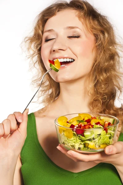 健康可爱的女人，用沙拉 — 图库照片