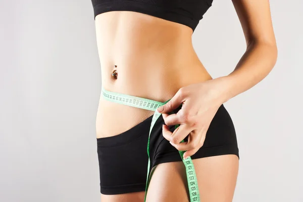 Mujer midiendo cuerpo perfecto, concepto de estilos de vida saludables — Foto de Stock