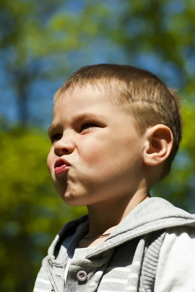 Portret van een mooie jongen buiten close-up — Stockfoto