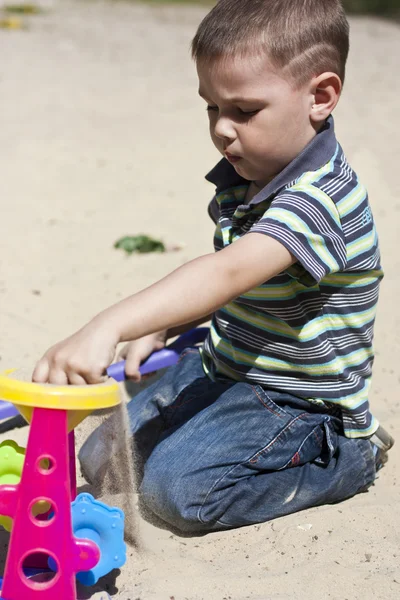 Счастливый ребенок, играющий на улице — стоковое фото