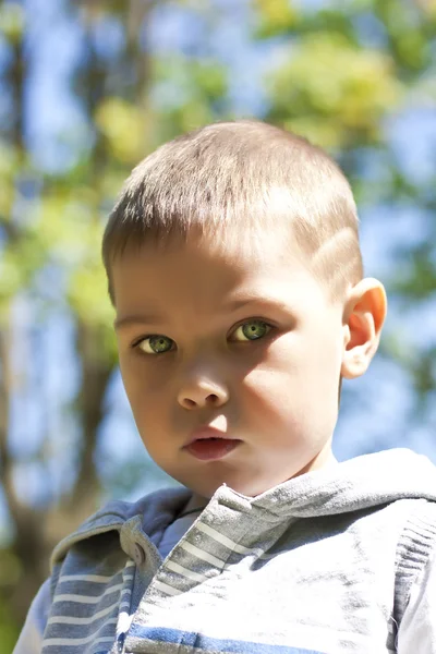 Zblízka portrét krásné dítě venkovní — Stock fotografie