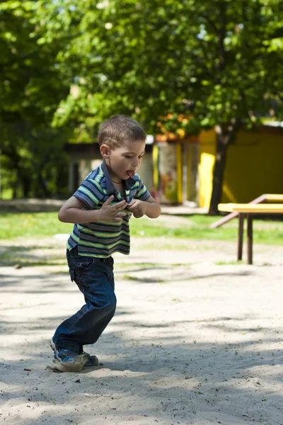 Gelukkig kind spelen in straat — Stockfoto