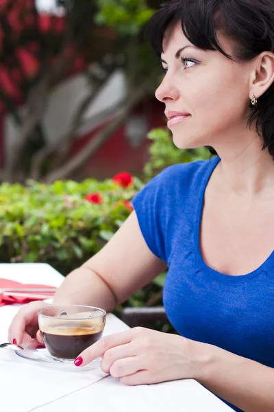 Счастливая женщина пьет кофе — стоковое фото