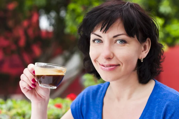 Szczęśliwa kobieta pije kawę — Zdjęcie stockowe