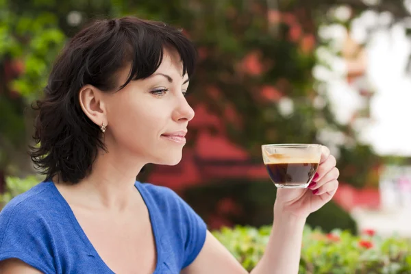 Mutlu bir kadın kahve içme — Stok fotoğraf