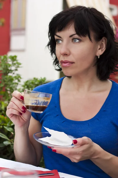 Glückliche Frau trinkt Kaffee — Stockfoto