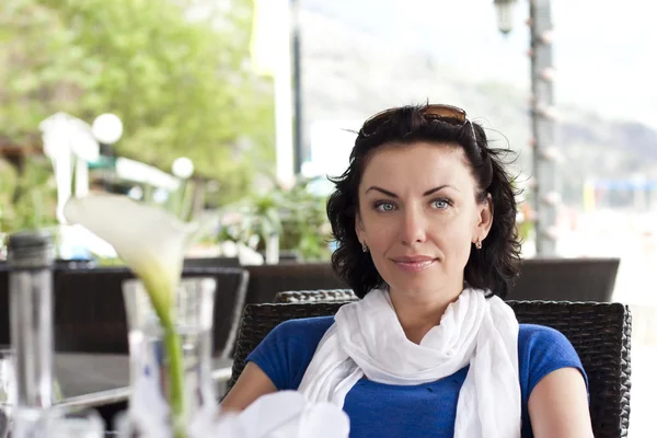Mujer hermosa en la cafetería de la calle —  Fotos de Stock