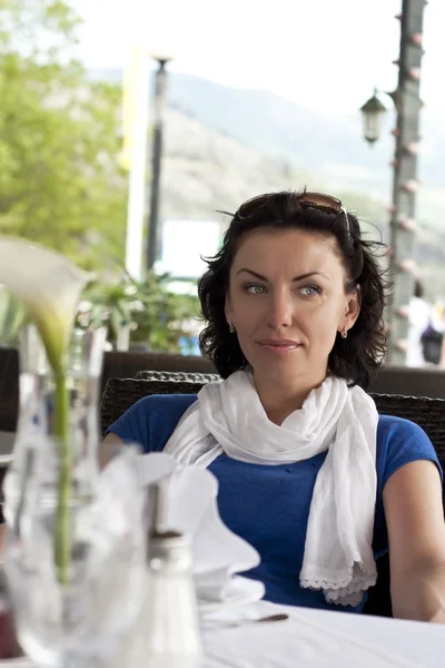 Mujer hermosa en la cafetería de la calle — Foto de Stock