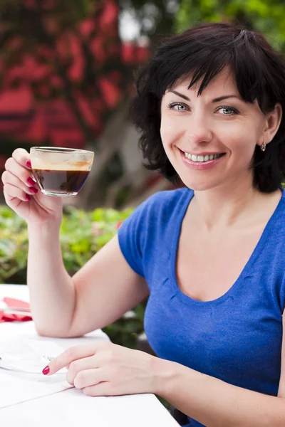 Boldog asszony kávéfogyasztás — Stock Fotó