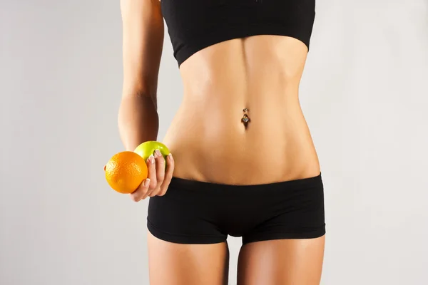 Concept van een gezond lichaam. dunne buik, fruit — Stockfoto