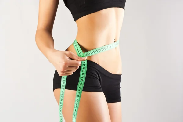 Mulher medindo corpo perfeito, conceito de estilos de vida saudáveis — Fotografia de Stock